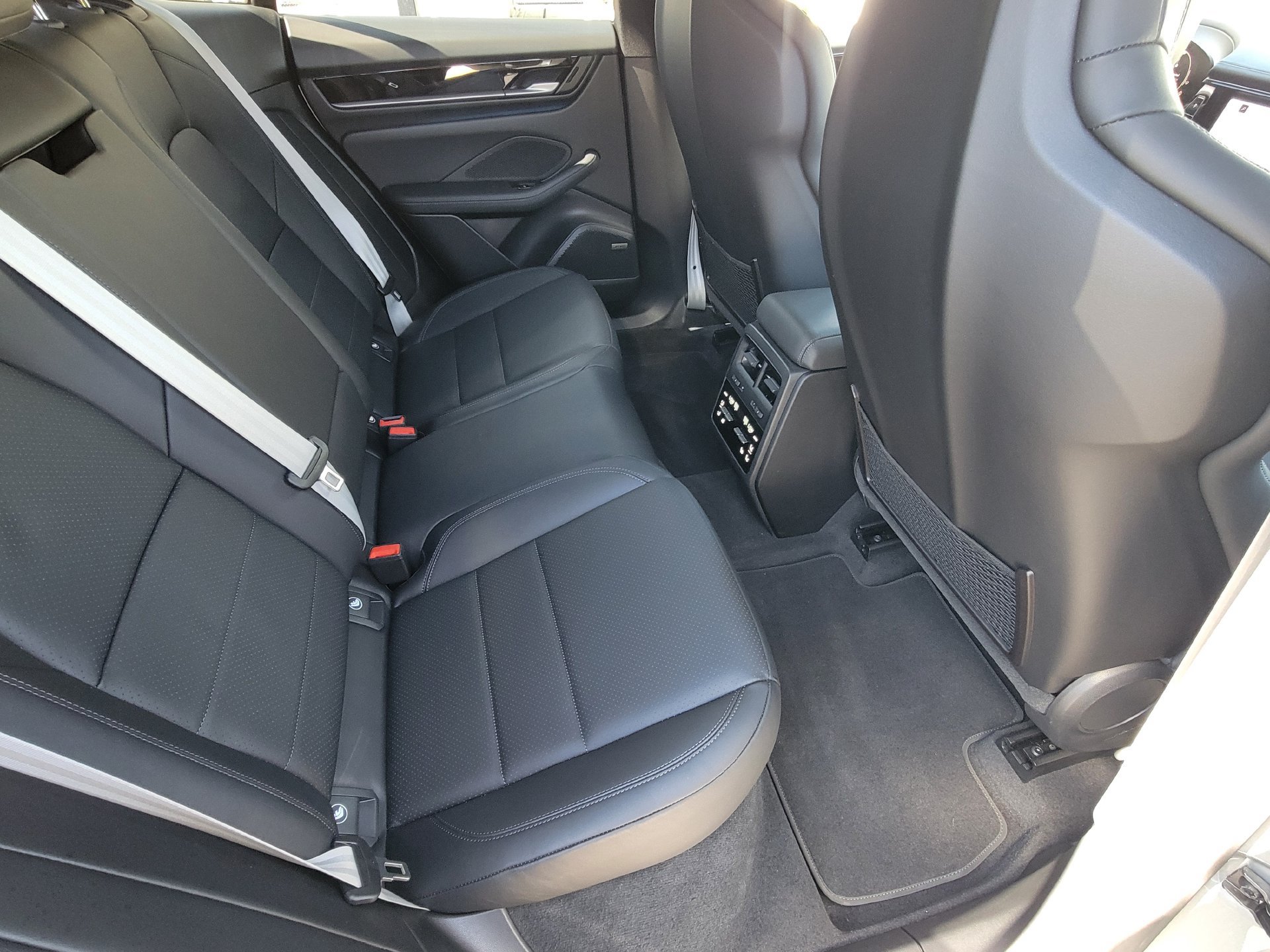 Used 2025 Porsche Macan Electric RWD image 27