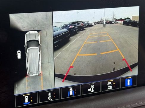 Used 2022 GMC Yukon SLT w/ SLT Premium Package image 18