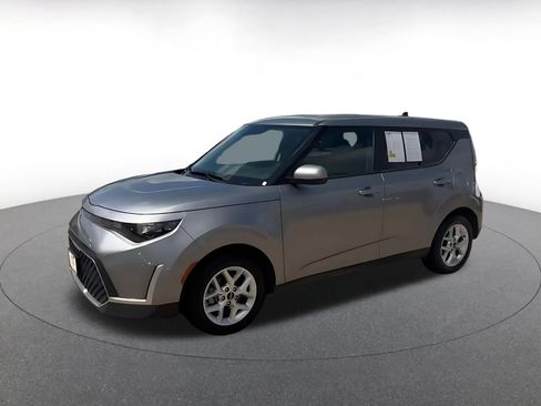 Used 2025 Kia Soul LX w/ LX Technology Package FWD image 8