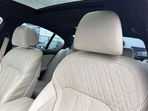 Used 2021 BMW M550i xDrive w/ Premium Package image 25