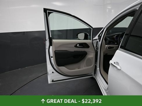 Used 2023 Chrysler Pacifica Limited FWD image 28