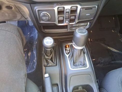 Used 2022 Jeep Wrangler Unlimited Sahara AWD/4WD image 16