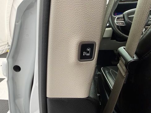 Used 2023 Chrysler Pacifica Limited FWD image 23