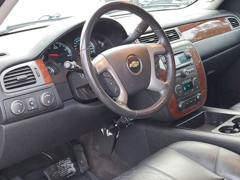 Used 2014 Chevrolet Suburban LT image 10