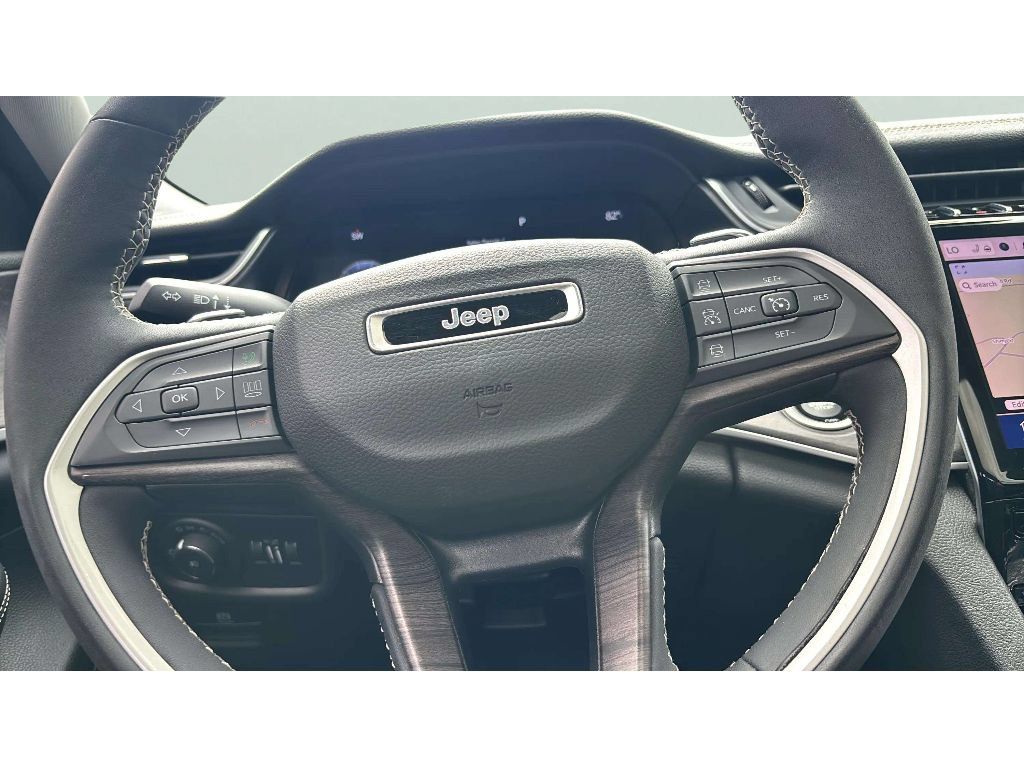 Used 2023 Jeep Grand Cherokee L Limited AWD/4WD image 17