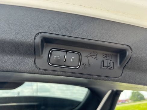Used 2020 Ford Explorer XLT RWD image 15