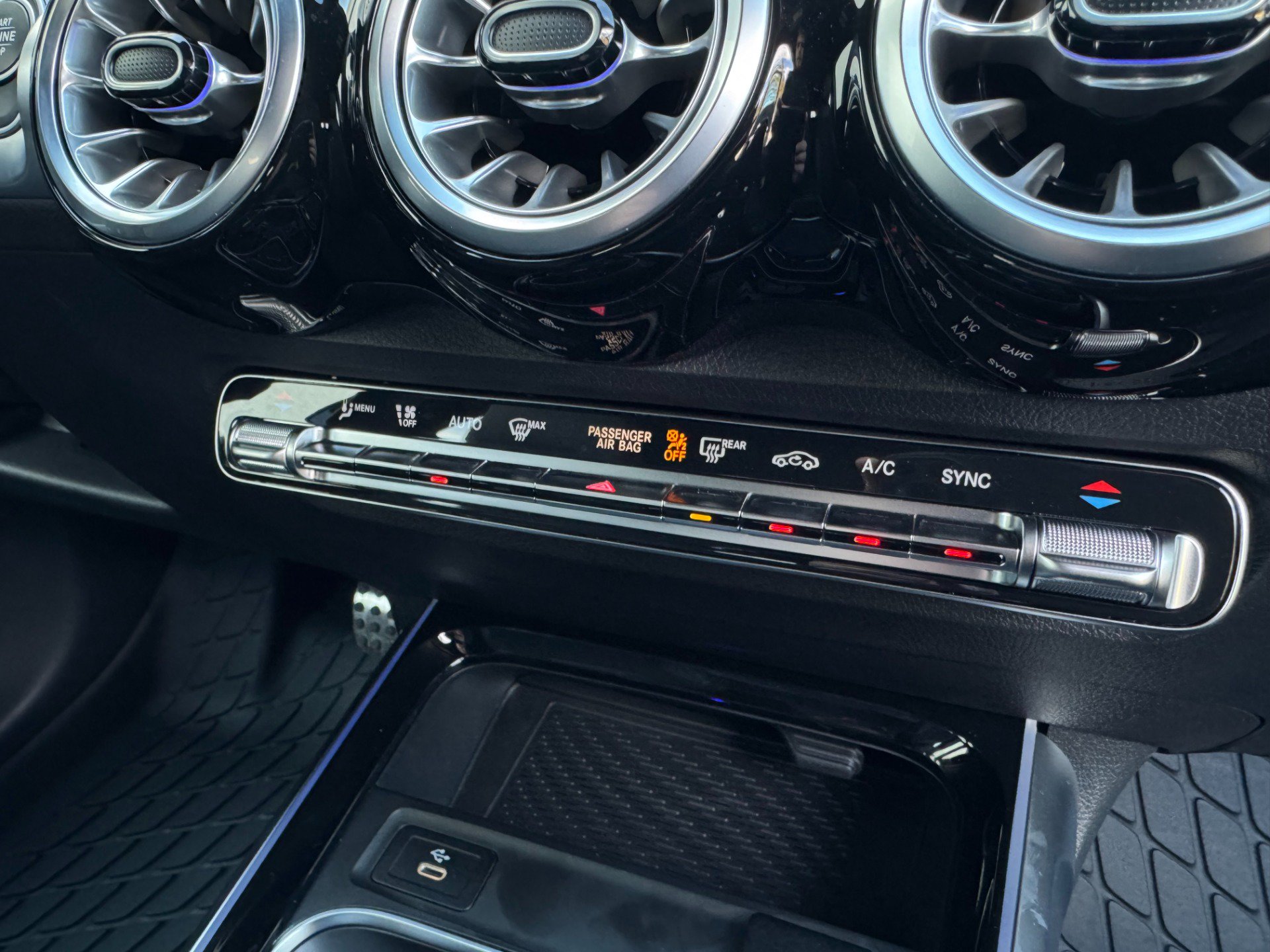 Used 2025 Mercedes-Benz GLB 250 w/ AMG Night Package image 30