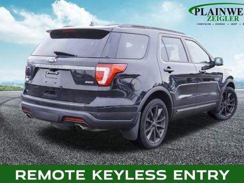 Used 2018 Ford Explorer XLT w/ XLT Appearance Package image 3