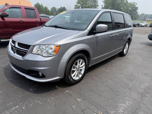 Used 2019 Dodge Grand Caravan SE FWD image 3