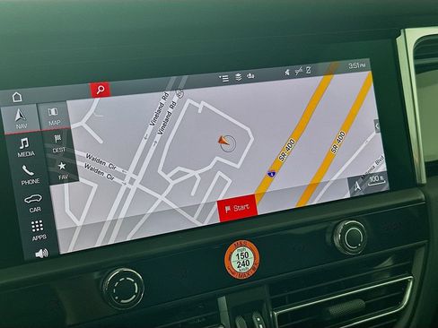 Certified 2025 Porsche Macan AWD/4WD image 16