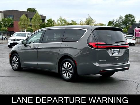 Used 2022 Chrysler Pacifica Touring-L w/ Uconnect Theater Family Group FWD image 6