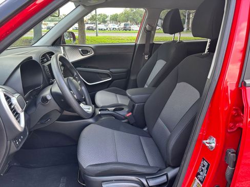 Used 2025 Kia Soul LX w/ LX Technology Package FWD image 31