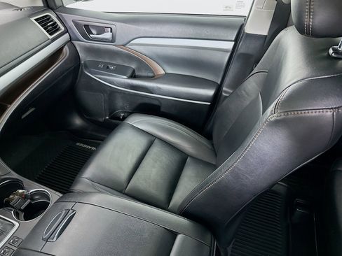 Used 2019 Toyota Highlander XLE AWD/4WD image 23