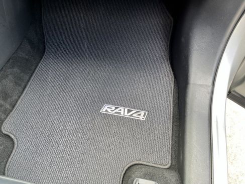 Used 2019 Toyota RAV4 XLE Premium FWD image 32