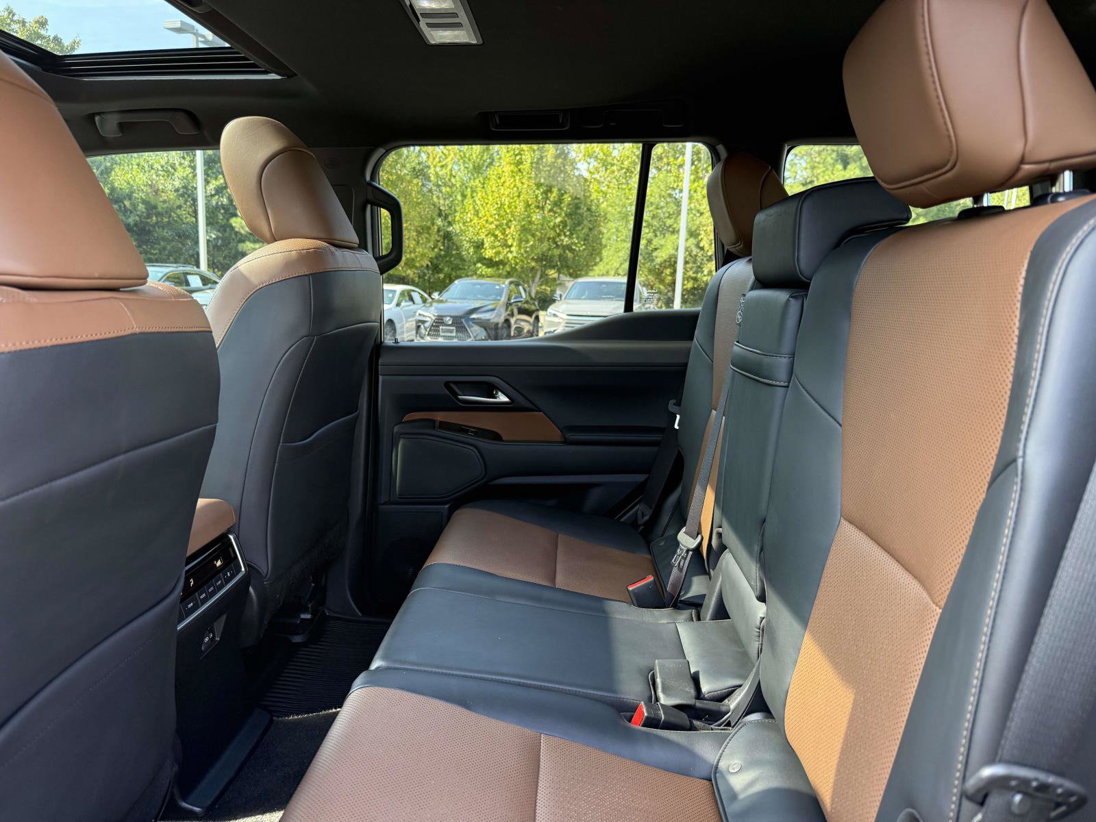 Used 2024 Lexus GX 550 w/ Cold Area Package AWD/4WD image 17