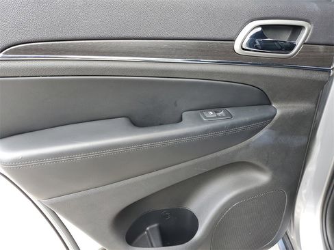 Used 2018 Jeep Grand Cherokee Limited w/ Luxury Group II image 9