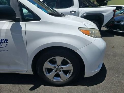 Used 2015 Toyota Sienna L FWD image 3