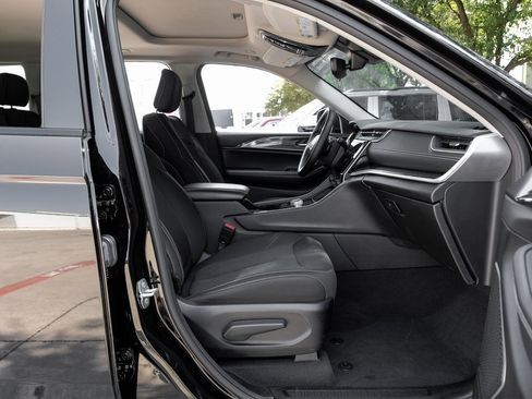 Used 2022 Jeep Grand Cherokee Laredo w/ Luxury Tech Group I image 45