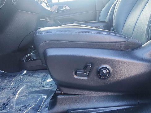 Used 2025 Chrysler Pacifica Select image 24