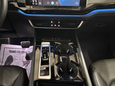 Used 2024 Volkswagen Atlas Cross Sport SEL R-Line image 9