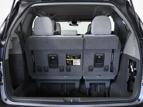 Used 2020 Toyota Sienna L image 31