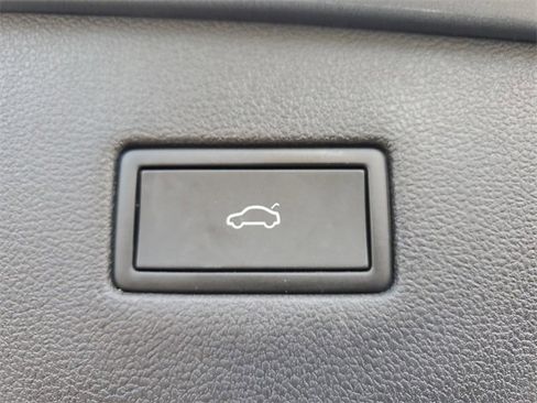 Certified 2023 Volkswagen Tiguan SE image 9