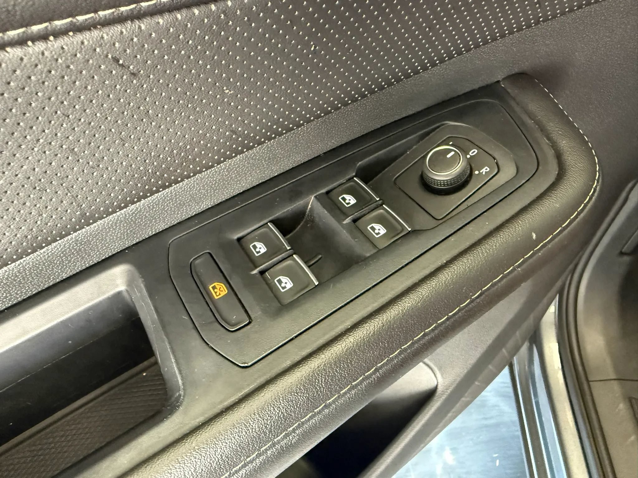 Used 2024 Volkswagen Atlas Cross Sport SE FWD image 28