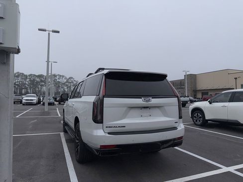 Used 2022 Cadillac Escalade ESV Sport w/ Touring Package image 3
