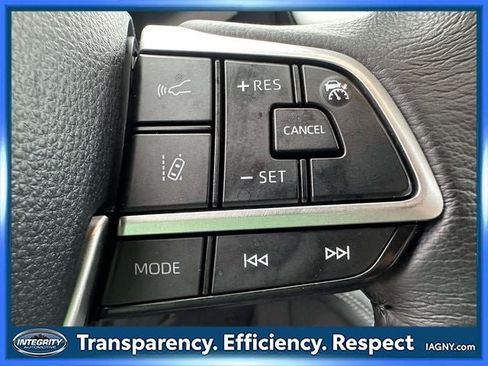 Used 2024 Toyota Sienna XLE FWD image 32