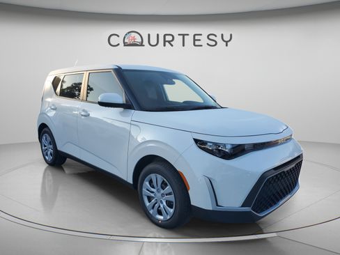 Used 2025 Kia Soul LX FWD image 5