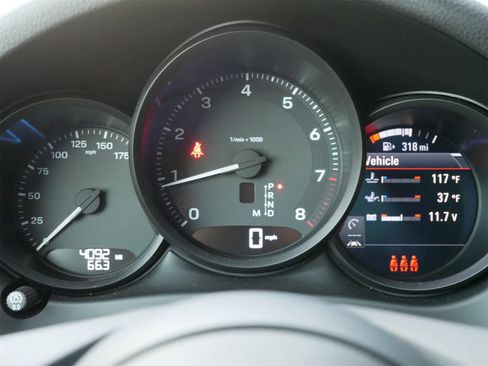 Certified 2025 Porsche Macan image 16