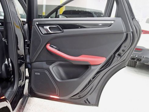 Used 2021 Porsche Macan S w/ Premium Package AWD/4WD image 32