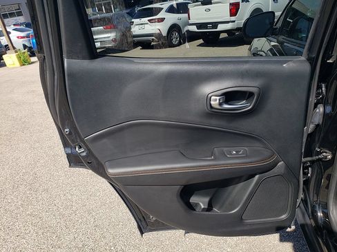 Used 2019 Jeep Compass Latitude w/ Cold Weather Group AWD/4WD image 12