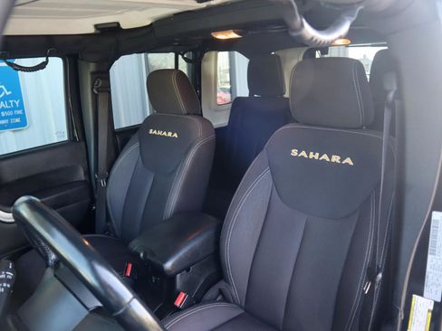 Used 2015 Jeep Wrangler Unlimited Sahara w/ Connectivity Group AWD/4WD image 55