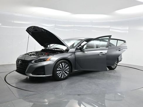 Used 2024 Nissan Altima 2.5 SV FWD image 40