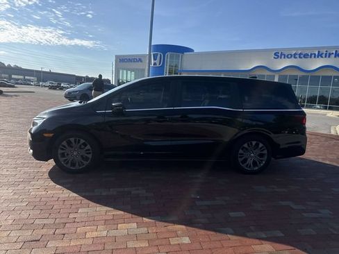 Used 2025 Honda Odyssey Touring image 3