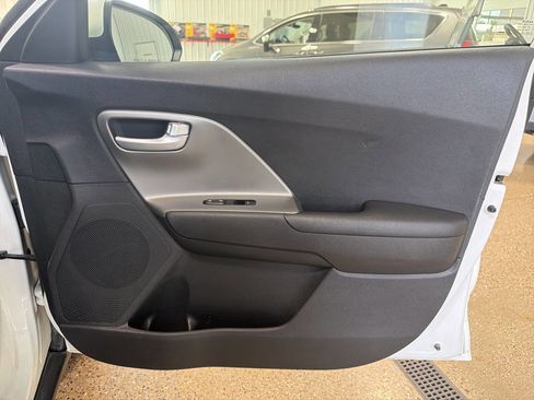 Used 2022 Kia Niro LX FWD image 28