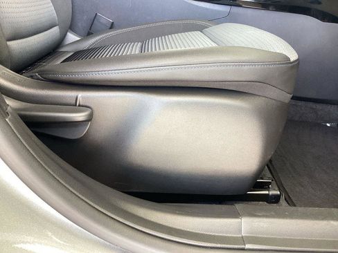 Used 2025 Chevrolet Trax LT FWD image 17