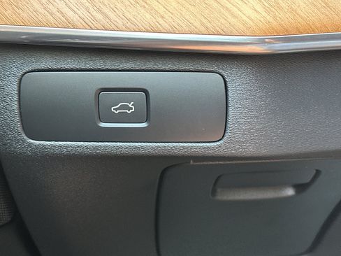 Certified 2025 Volvo XC90 B6 Plus AWD/4WD image 33