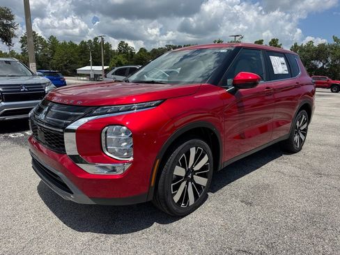 New 2025 Mitsubishi Outlander SE image 3