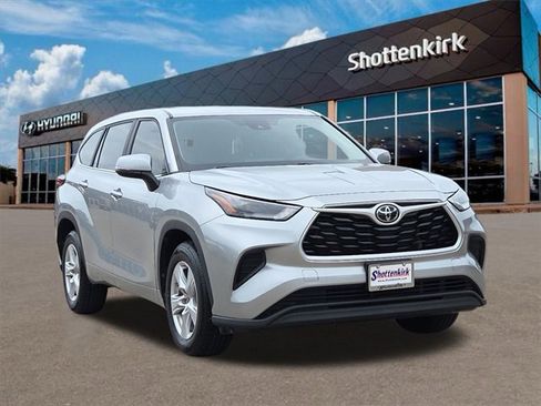 Used 2023 Toyota Highlander L image 3