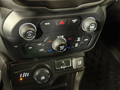 Used 2020 Jeep Renegade Latitude w/ Cold Weather Group AWD/4WD image 26