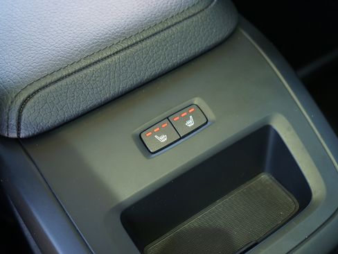 Used 2022 Volvo XC60 B5 Momentum image 20