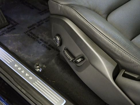 Certified 2025 Volvo XC90 B6 Plus image 25