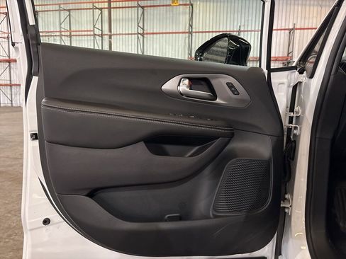 New 2026 Chrysler Pacifica Select w/ S Appearance Package FWD image 18