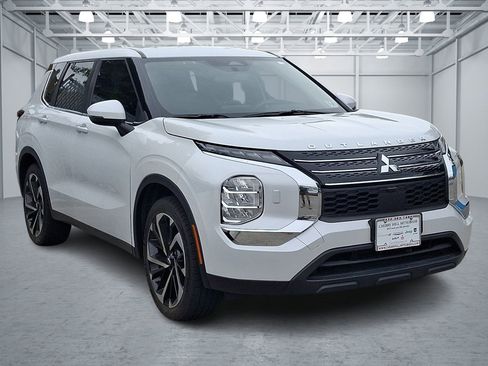 Used 2022 Mitsubishi Outlander ES AWD/4WD image 3