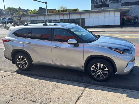 Used 2023 Toyota Highlander XLE image 7