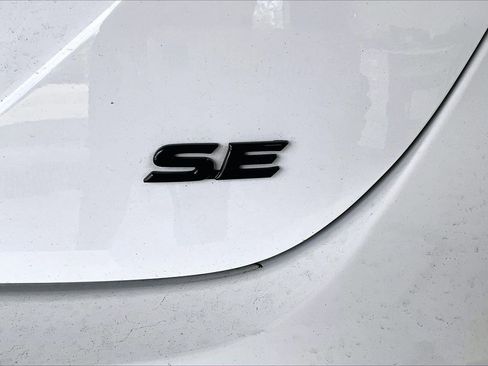 Used 2023 Toyota Camry SE image 9