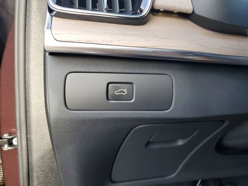 Used 2025 Volvo XC90 B6 Ultra w/ Protection Package Premier image 28