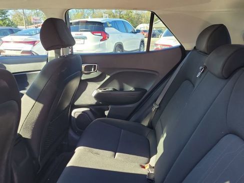 Used 2025 Hyundai Venue SE image 27